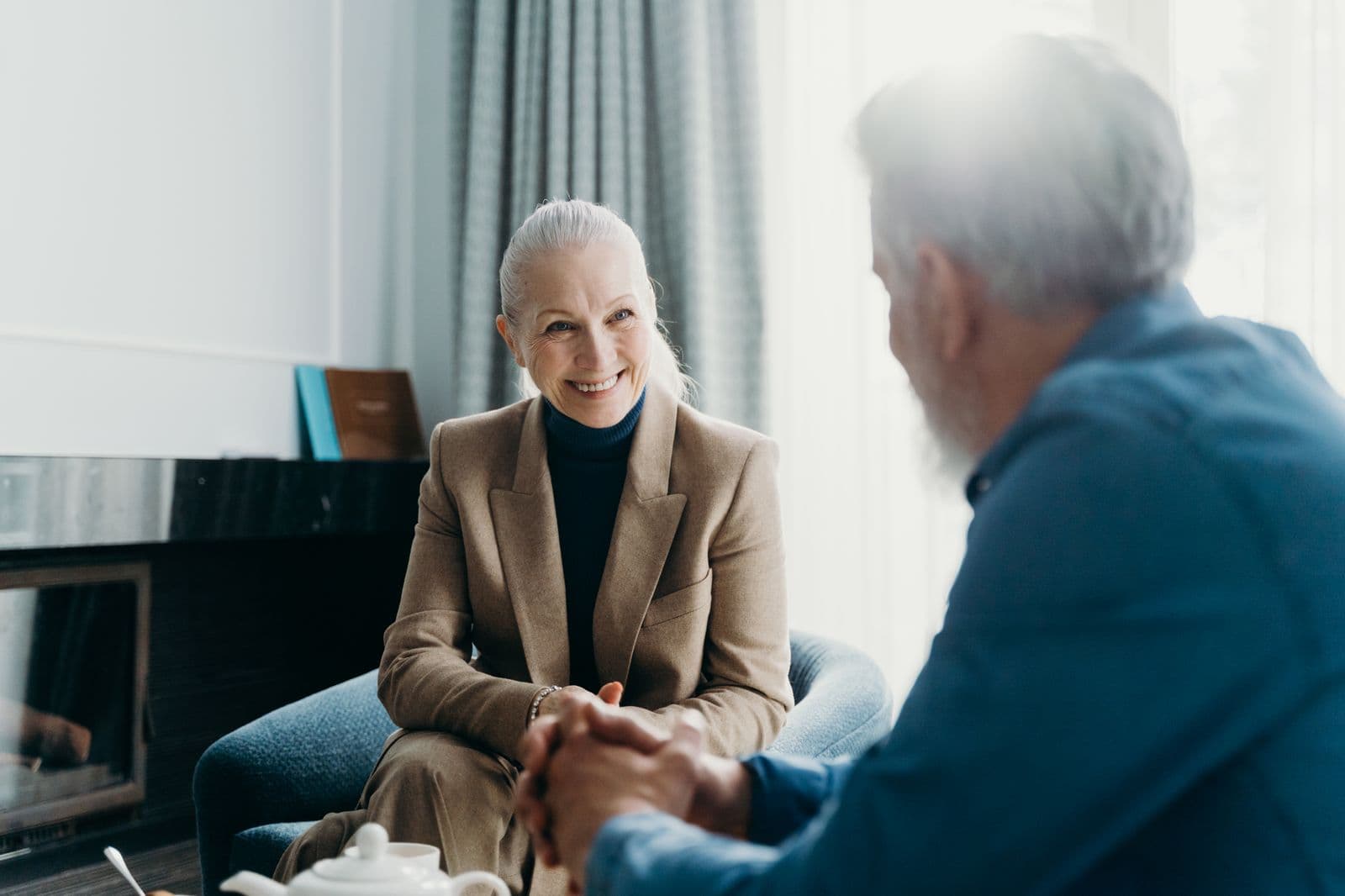 Lächelnde Seniorin im freundlichen Gespräch